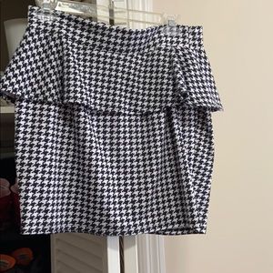 Black and white mini skirt!